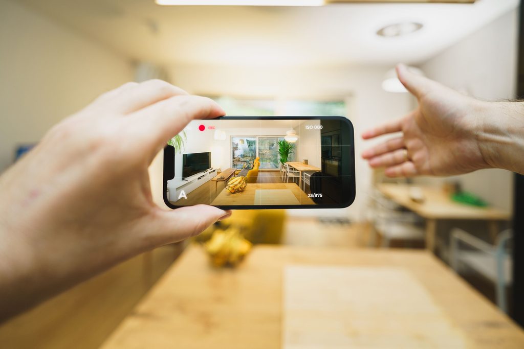 スマートフォンのビデオ通話で室内を案内するオンライン内覧の様子