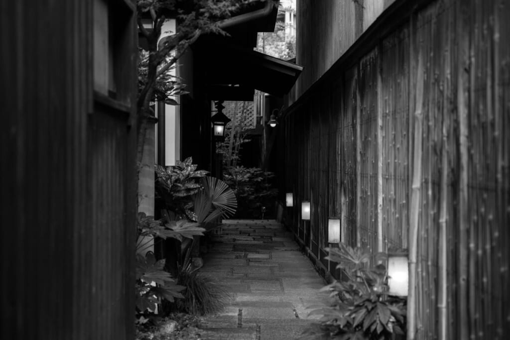 木造の家が両側に並ぶ細い路地