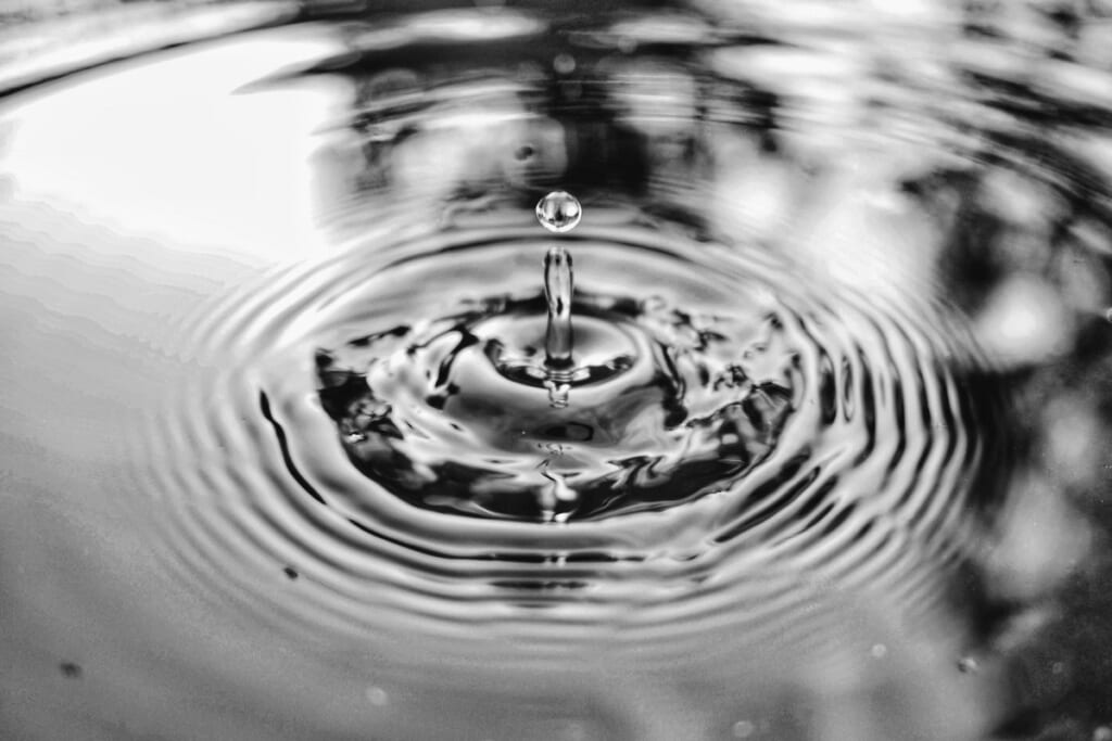 水面に落ちる水滴と広がる波紋