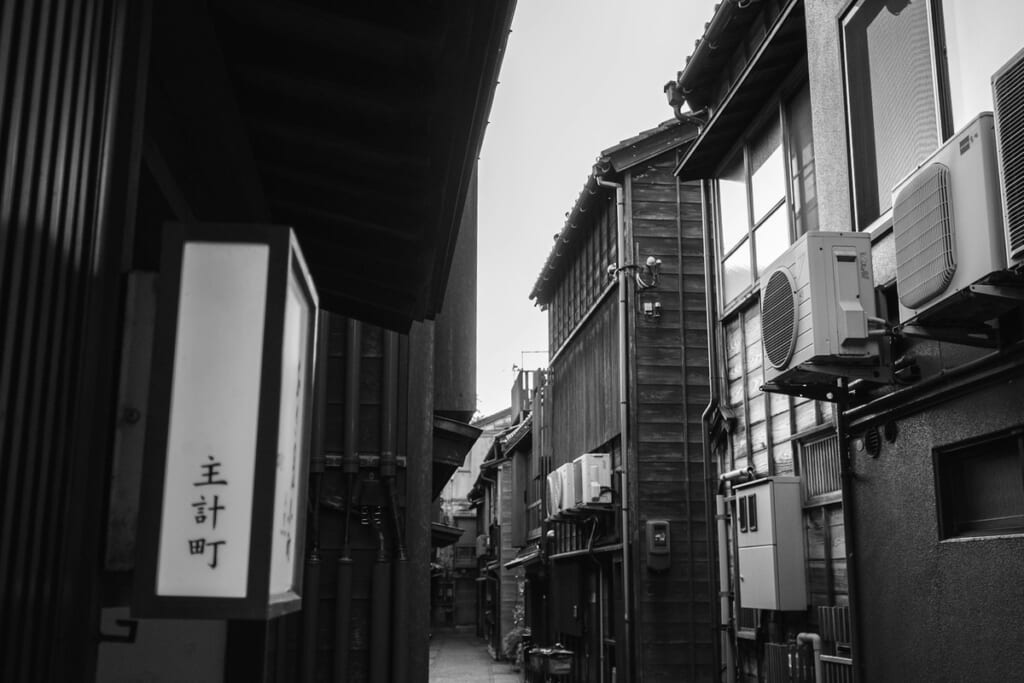 木造の家にはさまれた細い路地
