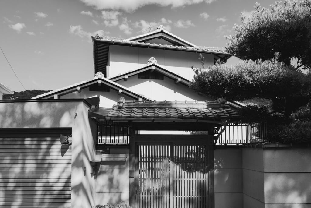 瓦屋根の門がある日本家屋